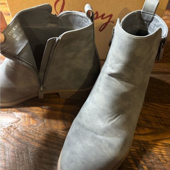 Ladies Gray Boots Size 9 - “leather look” - Picture 4 of 9